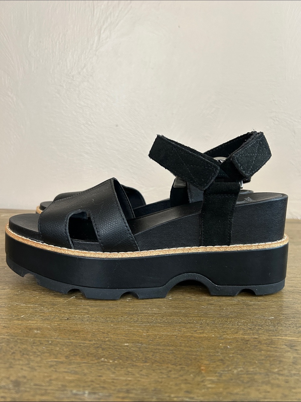 Sorel Women's Ankle Strap Wedge Platform Sandals Black Color. Size 10. Like New.